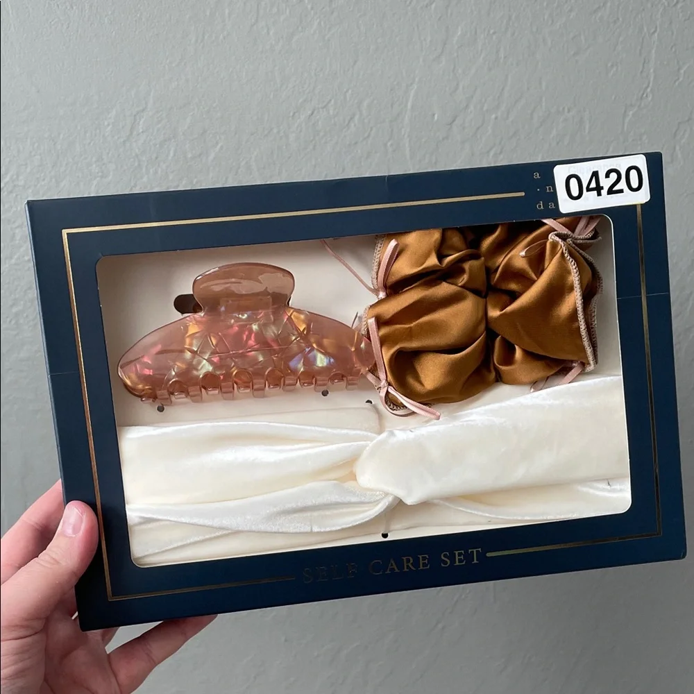 A New Day 3 Piece Set: Claw Clip, Scrunchie & Headband in Cream/White - Picture 1 of 6